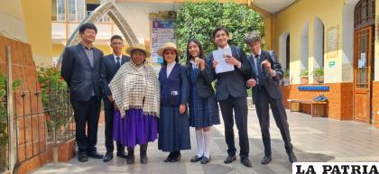 Los estudiantes junto con Mauricia Canaviri, representante de Llapallapani/LA PATRIA 
