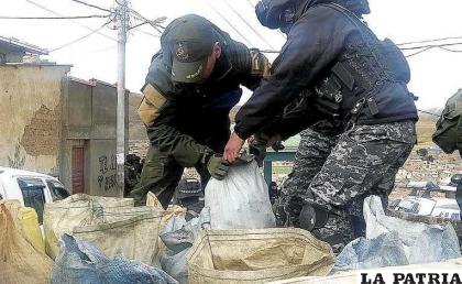 Los agentes policiales recuperaron la valiosa carga mineralizada 
/Emilio Castillo
