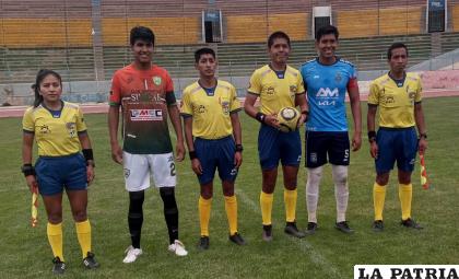 Los capitanes de Sur-Car y Blooming antes del inicio del partido /AFO