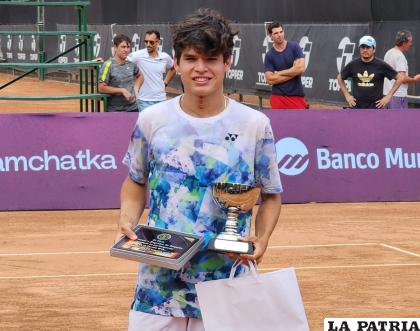 Juan Carlos Prado con el trofeo de campeón en singles /Familia Prado
