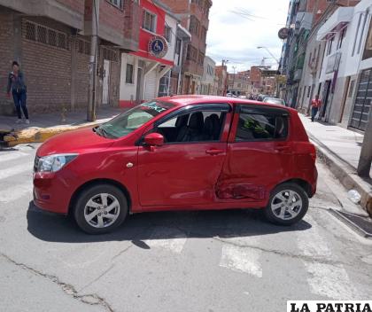 El vehículo rojo fue impactado en el lateral /LA PATRIA