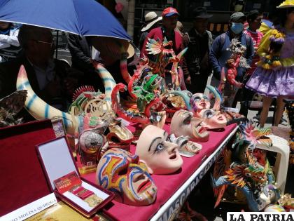 Exposición de trajes bordados para el Carnaval de Oruro /LA PATRIA