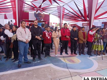 Autoridades e invitados realizan el brindis /LA PATRIA