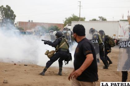 Imagen de archivo de manifestantes y la Policía se enfrentan en las protestas del 2020 /EFE /Marco Angulo