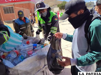 Mucha gente aprovechó la promoción de ingresar llevando botellas para reciclar /LA PATRIA
