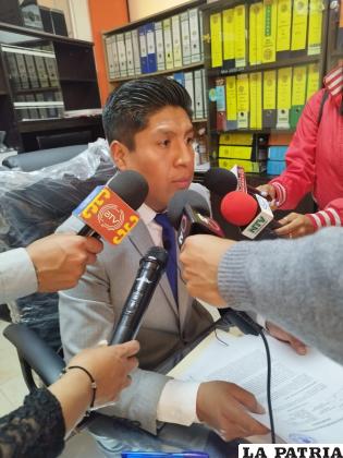 El director de la DIO, Adett Choque, da el informe /DIO