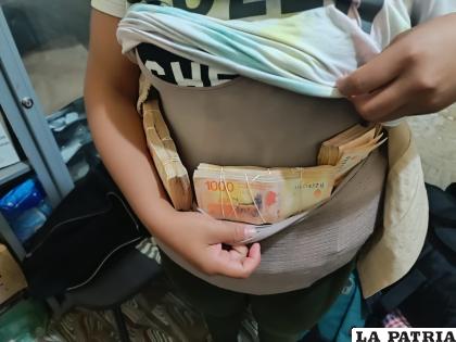 La mujer simulaba estar embarazada, pero llevaba el dinero de manera ilegal
 /Ministerio de Gobierno