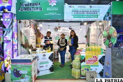 El stand fue exitoso pues la gente se interesó en los productos amazónicos /LA PATRIA
