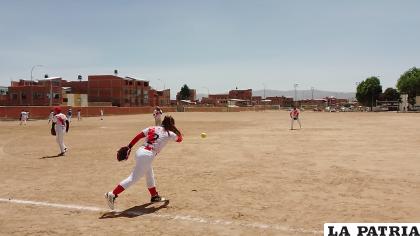 Tres intensas jornadas de la disciplina del softbol en Oruro /LA PATRIA
