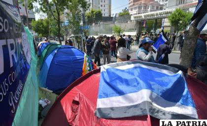 Muchos seguidores del â€œala evistaâ€ realizan vigilias en las afueras del TSE /APG