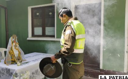 Muchos policías se acercaron a rezar aún después de la misa /LA PATRIA
