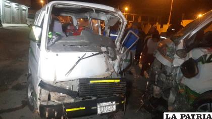 Reducidos a chatarra, así quedaron los dos minibuses por el fuerte impacto
 /LA PATRIA