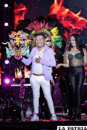 ARIEL TANGARA SALIENDO A LA PASARELA