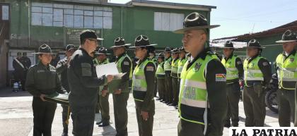 Los efectivos policiales fueron distinguidos por el comandante departamental de la Policía, Cnl. Edson Claure /LA PATRIA