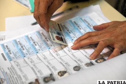 Jurados de votación trabajando en las elecciones Primarias en Buenos Aires /EFE
