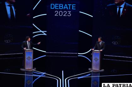 Los candidatos a la Presidencia argentina, el oficialista Sergio Massa y el libertario Javier Milei, participan en un debate presidencial /EFE