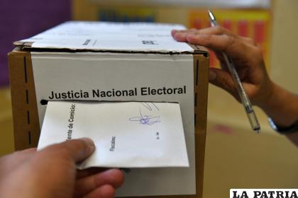 Una persona emite su voto para las elecciones presidenciales, el 22 de octubre de 2023. /EFE