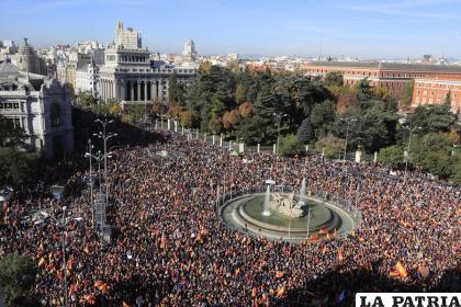 Miles de personas acuden a la manifestación convocada este sábado por un centenar de organizaciones de la sociedad civil contra la amnistía /EFE