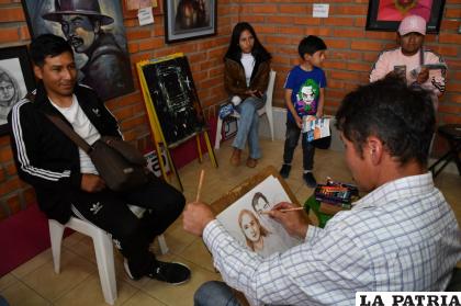 El arte en vivo fue lo más llamativo del stand del arte /LA PATRIA