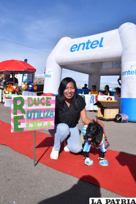También hubo mensajes ambientales y perritos con trajes de material reciclado /LA PATRIA