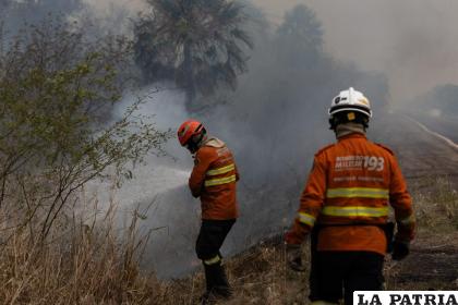 Bomberos combaten un incendio /EFE