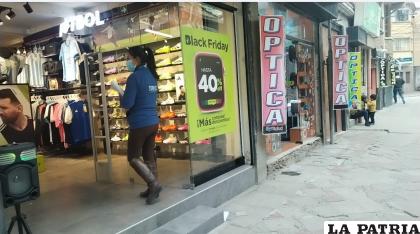 Operativo en tiendas comerciales en el centro de la ciudad de Oruro /VDDUC