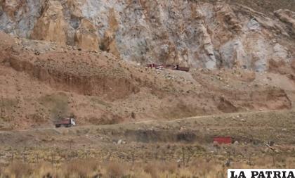 El concejal evidenció el tránsito de volquetes que llevaban piedra /Cortesía
