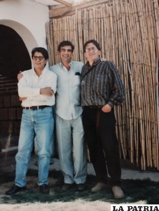 Los poetas Adhemar Uyuni, Eduardo Mitre y Edwin Guzmán en Sucre 
en la primera mitad de la década de los 90.