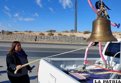 Una activista hace sonar una campana en protesta por la violencia hacia las mujeres, en la Ciudad Juárez, Chihuahua (México) /EFE/Luis Torres