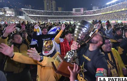 Los â€œatigradosâ€ se llevaron su propio trofeo para celebrar con su gente /APG