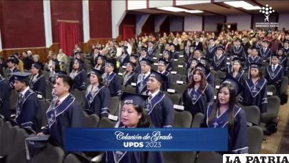 La Universidad Privada Domingo Savio (UPDS), sede Oruro, graduó a 51 nuevos profesionales de 10 carreras pertenecientes a la casa de estudios superiores /LA PATRIA