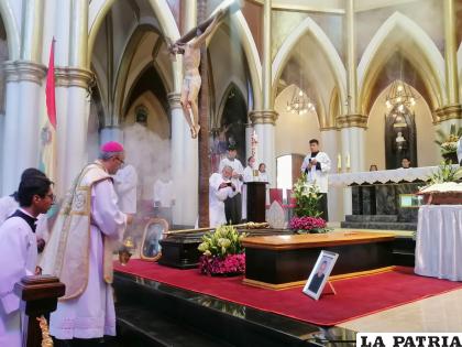 Misa de los restos de Monseñor Ricardo Chávez Alcazar y Monseñor Tomás Raimundo Chávez Uria /LA PATRIA