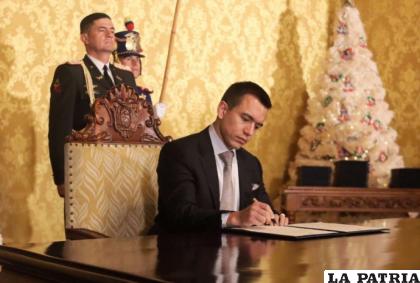 El presidente Daniel Noboa firmó el decreto para derogar la tabla de consumo de drogas /El telégrafo