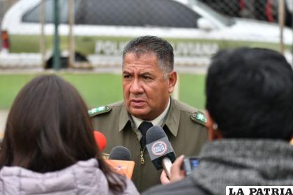 En contacto con los medios el director de la Felcc, coronel Lionel Valenzuela /LA PATRIA
