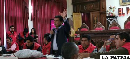 Gobernador de Oruro, Johnny Vedia, asegura que se cumplirán los 40 proyectos /LA PATRIA