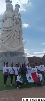 La delegación de México con su bandera en el Monumento a la Virgen del Socavón /LA PATRIA
