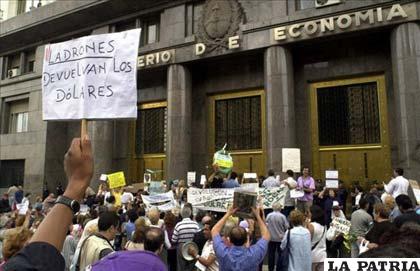 Imagen de archivo de cientos de ahorradores argentinos cuando se manifestaban frente al Ministerio de Economía, en Buenos Aires, para exigir la devolución de sus depósitos atrapados en el “corralito” financiero