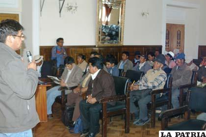 Participantes en el seminario de producción lechera