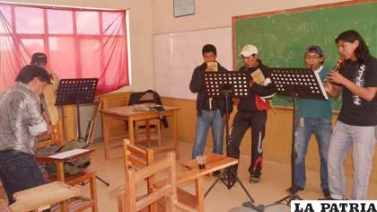 Alumnos de la “Escuela Boliviana Intercultural de Música” ejecutando instrumentos aerófonos andinos