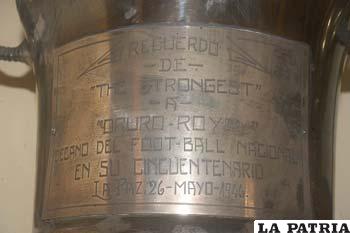 Trofeo entregado por The Strongest de La Paz en el cincuentenario del Oruro Royal, en 1946