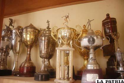 Mínima parte de los trofeos que acumuló el Oruro Royal a lo largo de más que centenaria trayectoria