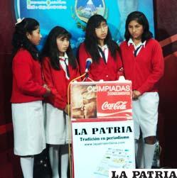 Estudiantes de la Unidad Educativa “Virgen del Mar” que obtuvieron el primer lugar en el concurso convocado por el programa televisivo Pueblo y Arte