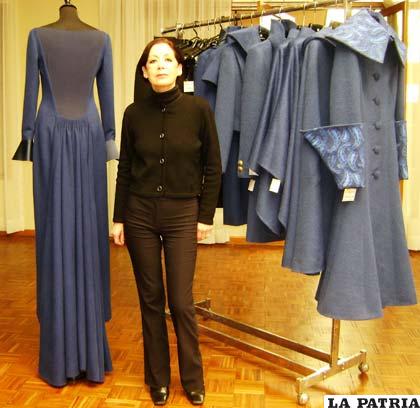 Diseñadora boliviana junto a sus creaciones en ambientes del Club Oruro