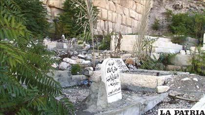 Imagen en la que se aprecia el mal estado de las tumbas en el cementerio musulmán de Bab el Rahme, a los pies de la ciudad vieja de Jerusalén, frente al Monte de los Olivos