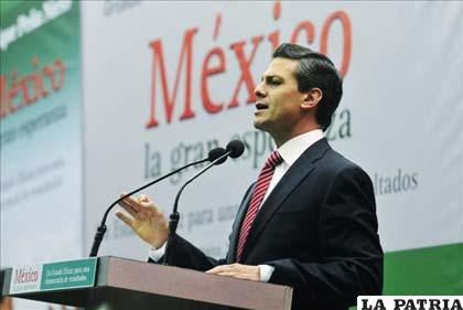 Fotografía tomada el pasado 23 de noviembre en la que se registró al político mexicano Enrique Peña Nieto, virtual candidato a la presidencia por el Partido Revolucionario Institucional (PRI)