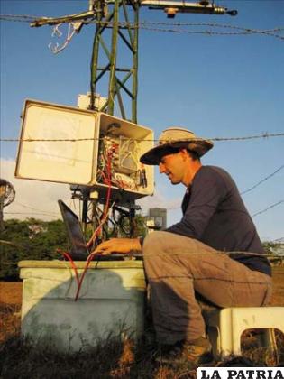 Fotografía cedida donde se muestra al biólogo agrícola alemán Sebastián Wolf junto a una torre Flux, un dispositivo que obtiene datos sobre la absorción o emisión de gases de la vegetación y del suelo
