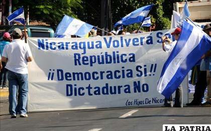 Opositores al presidente nicaragüense, Daniel Ortega, marchan en Managua para manifestarse contra la 