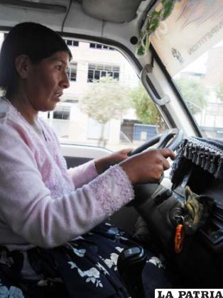 Miriam Mamani, una de las mujeres pioneras en prestar servicios como chofer de transporte público