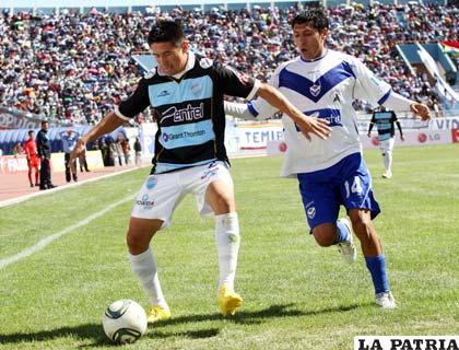 Méndez y Puma en procura de dominar el balón