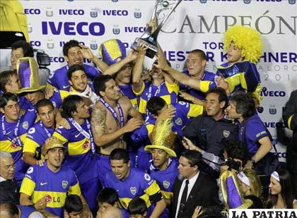 Jugadores de Boca celebran el título del fútbol argentino